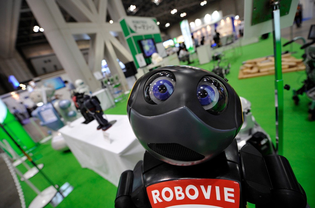 Un robot dintr-un magazin japonez te verifică și te roagă politicos să porți masca de protecție