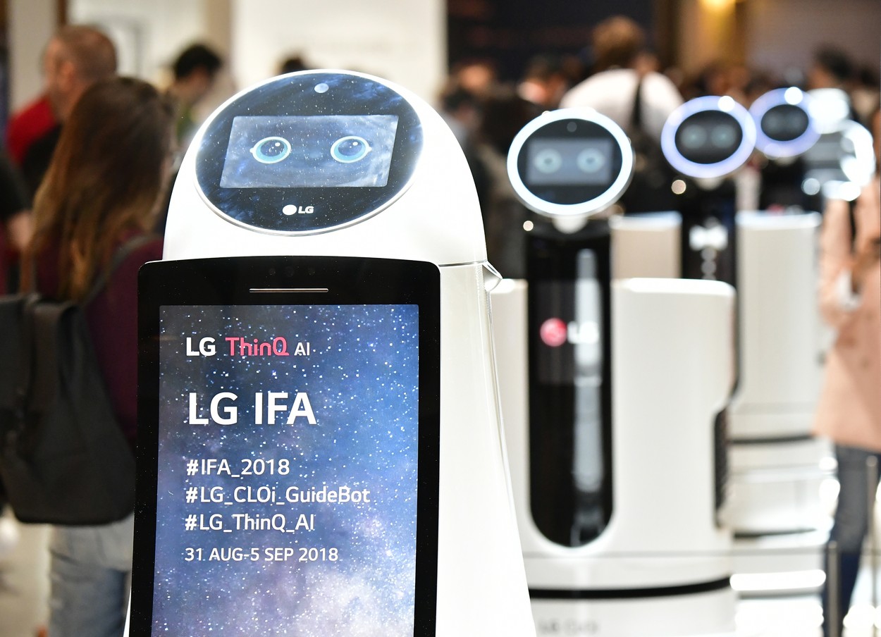 Compania sud-coreeană LG testează roboți care livrează pachete cu mâncare și băutură