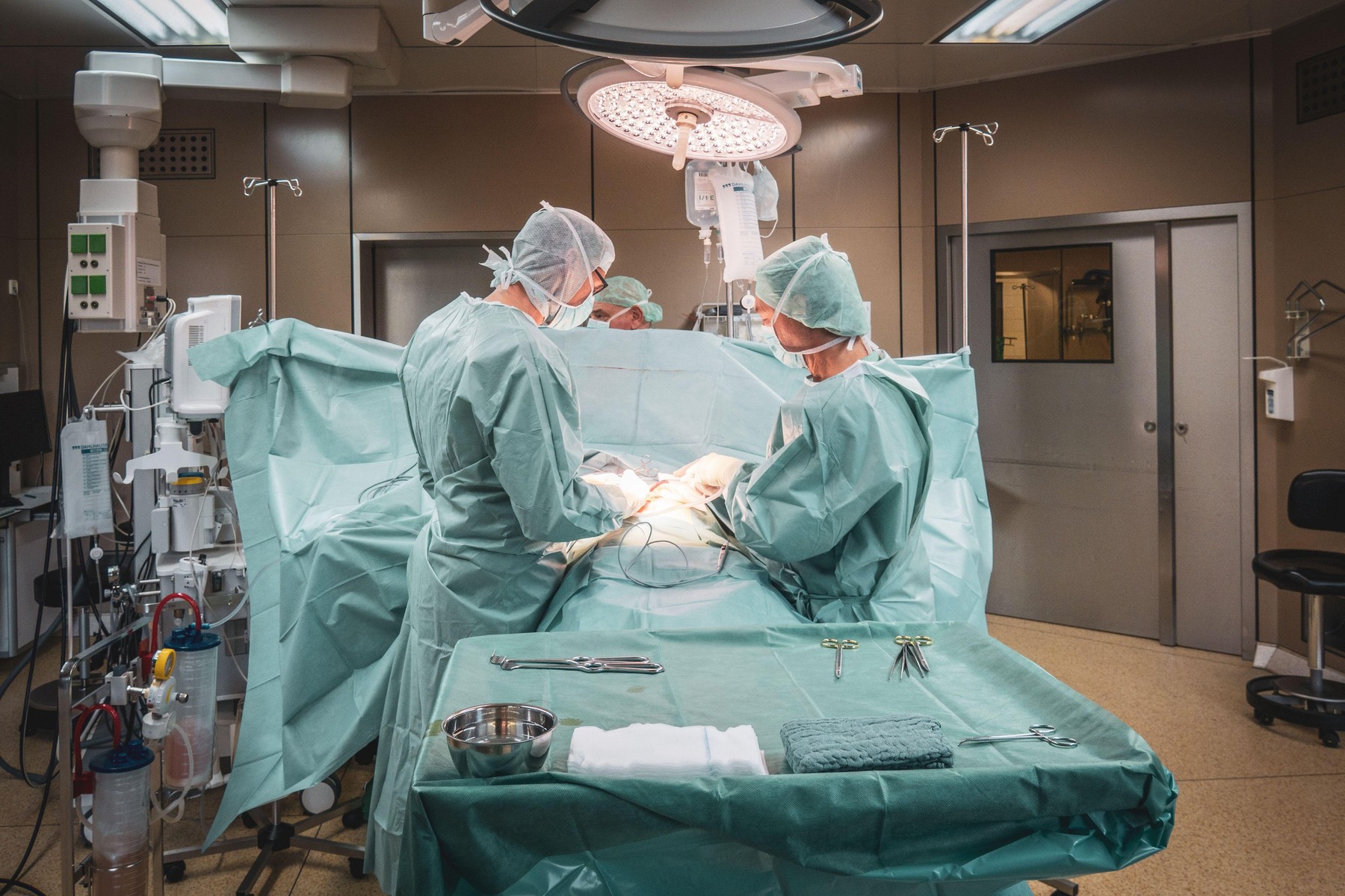 Premieră în România: O femeie a fost operată pe creier cu ajutorul unui robot de chirurgie, la Iași