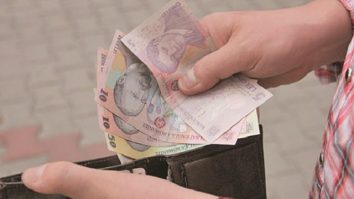 15.000 de români și-au numărat banii în anul pandemiei. Ce averi au strâns