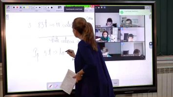 Elevii unei școli din Iași stau acasă, dar se simt ca în clasă. Cum au fost digitalizate sălile de curs