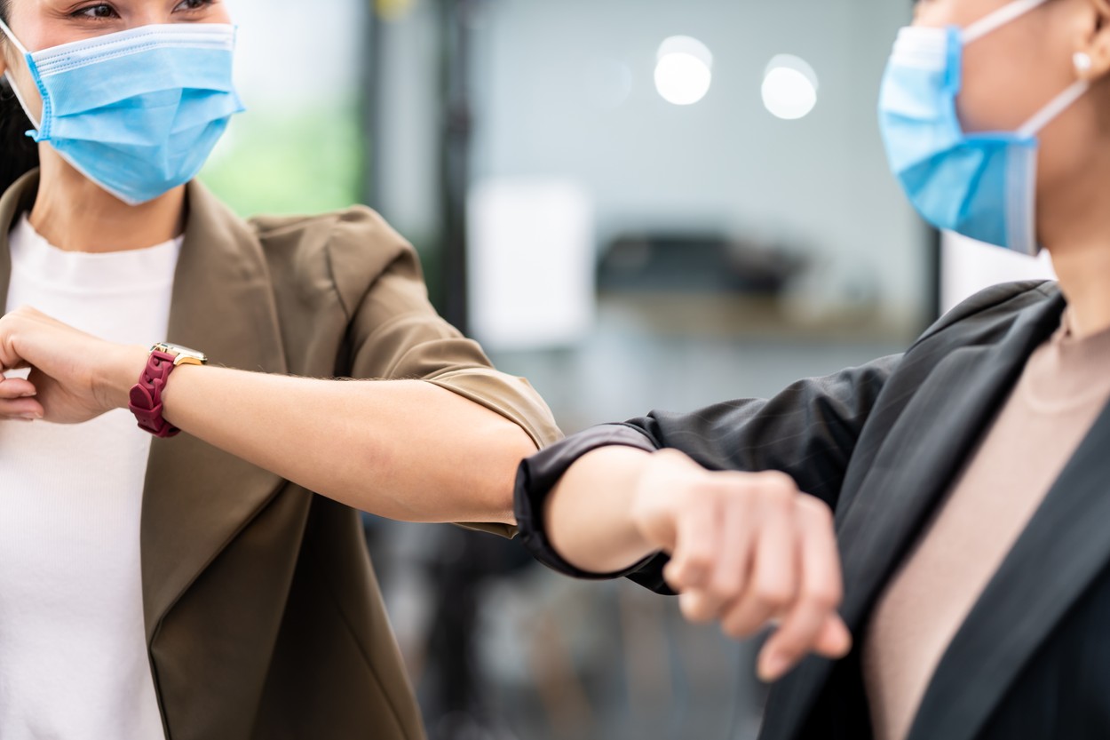 Ziua Internaţională a Salutului. Cum ne salutăm pe timp de pandemie pentru a ne proteja