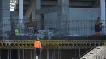 muncitori in constructii pe santier