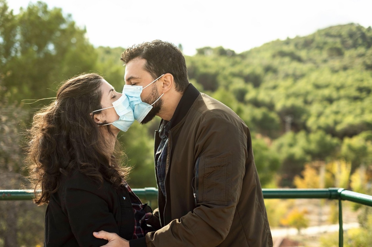 Un sfert dintre britanici fac mai puțin sex în pandemie, arată un sondaj. Ce spun românii despre dragostea în vremea COVID