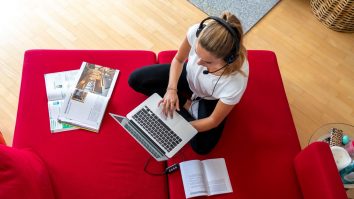 Elevii ajută alți elevi pe platforma de E-learning. Cum funcționează