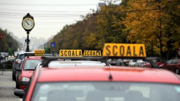 Mafia permiselor. Peste 200 de candidați dintr-un singur județ au dat bani ca să treacă de proba teoretică a examenului auto