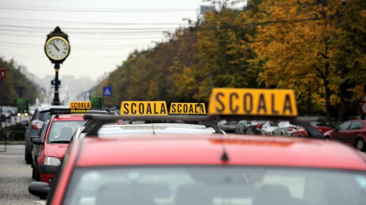 Mafia permiselor. Peste 200 de candidați dintr-un singur județ au dat bani ca să treacă de proba teoretică a examenului auto