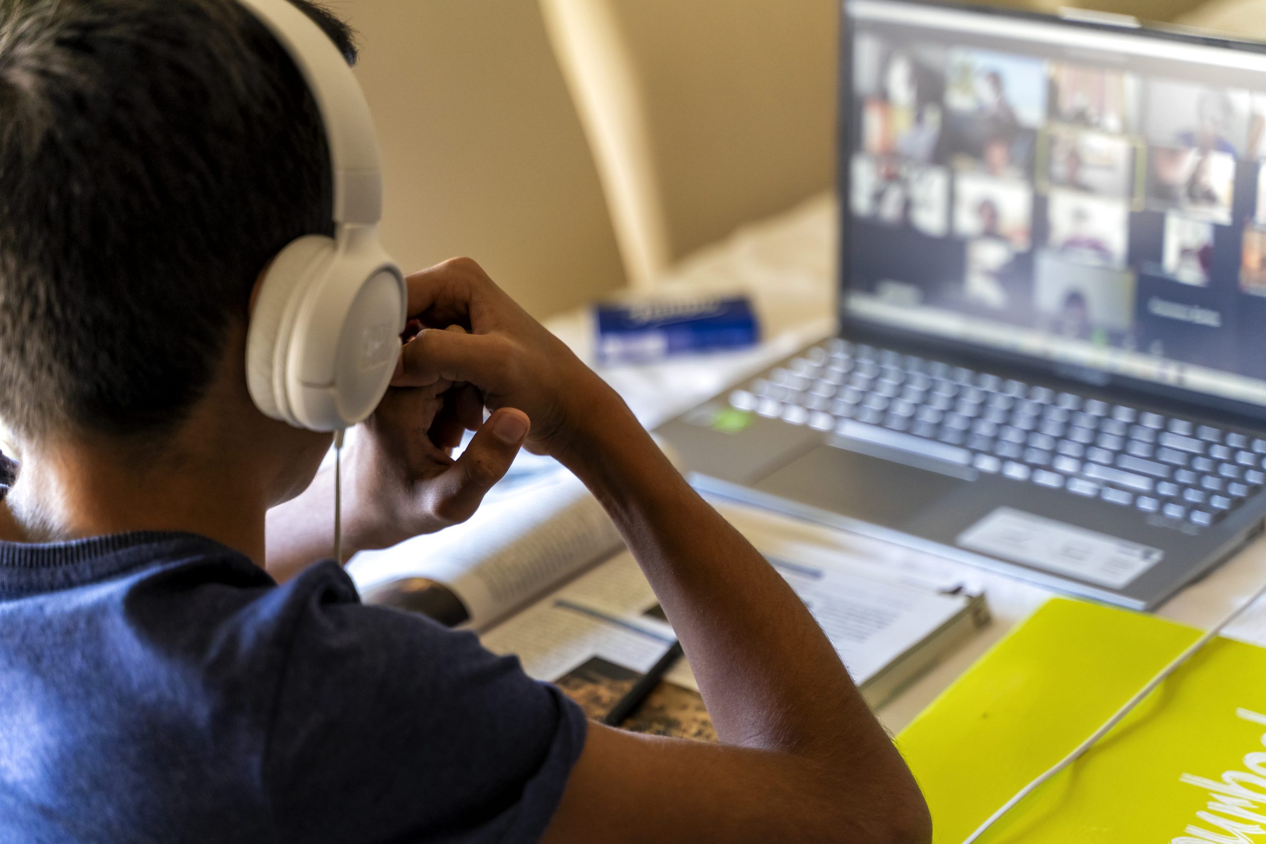 Strategia de digitalizare, marele eșec al educației. Tinerii din România, pe ultimul loc in UE la competențele digitale