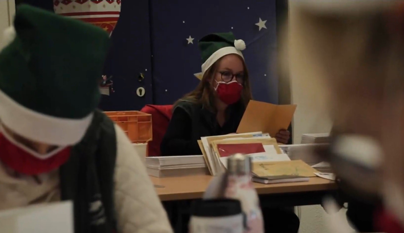 Ce își doresc micuții de la Moș Crăciun. Scrisorile copiilor i-au lăsat fără cuvinte pe angajaţii unui oficiu poștal