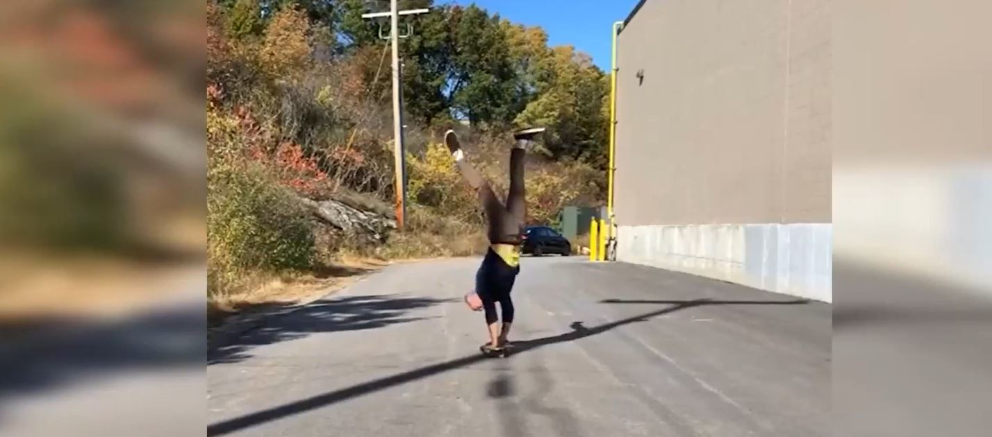 Un clip cu un bărbat de 57 de ani care se dă pe skateboard a devenit viral