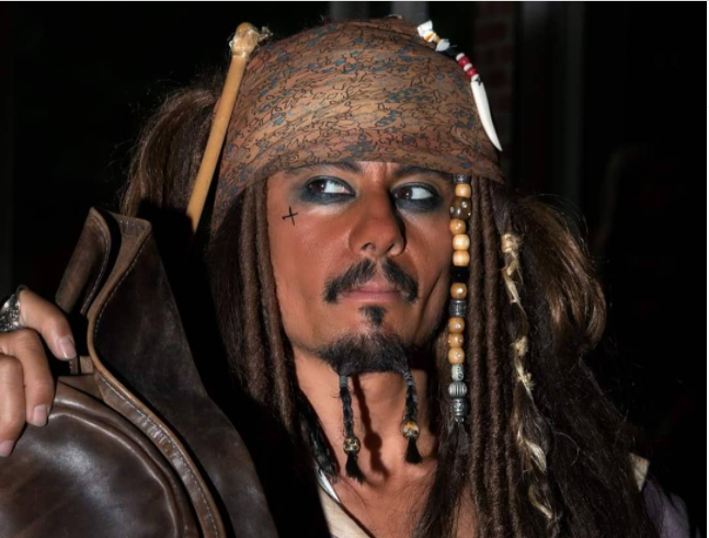 Sosia lui Jack Sparrow s-a adaptat perioadei și a început să cânte. La începutul lunii lansează o melodie