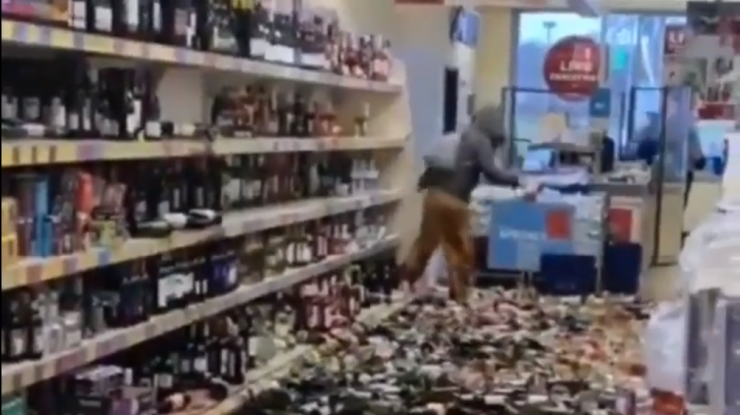 Sparge sute de sticle de vin