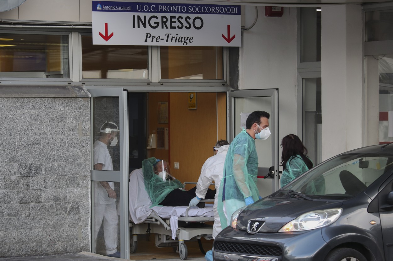 Scenele care au îngrozit Italia. Un bărbat cu Covid a fost filmat mort în baia unui spital din Napoli. Sunt cozi la spitale