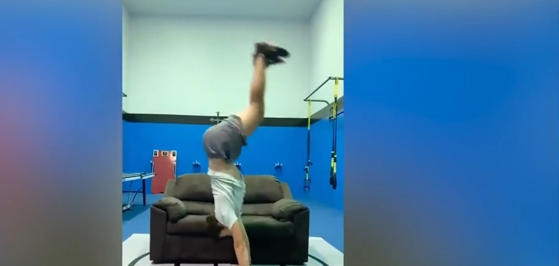 VIDEO. Nici statul nu mai e ce a fost. Atletul american Tanner Witt îți arată cum să stai în casă cu stil