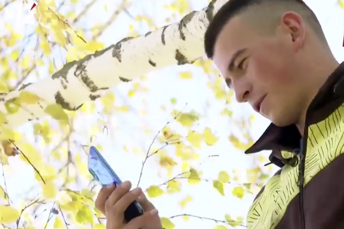 Un student din Rusia face cursurile online din copac, de la opt metri înălţime, pentru că nu are semnal la internet