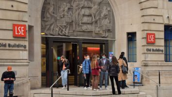 Studenții români care merg la studii în Marea Britanie după Brexit vor fi considerați emigranți. Cu ce avantaje vine acest statut