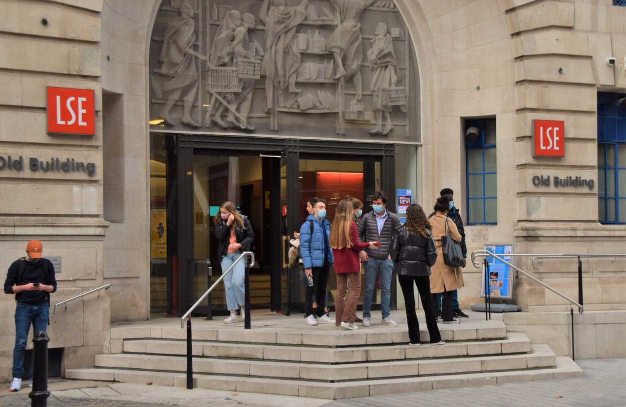 Studenții români care merg la studii în Marea Britanie după Brexit vor fi considerați emigranți. Cu ce avantaje vine acest statut