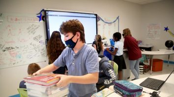 Francezii vor să reia școala față în față și testează un milion de elevi. La noi, școlile rămân închise