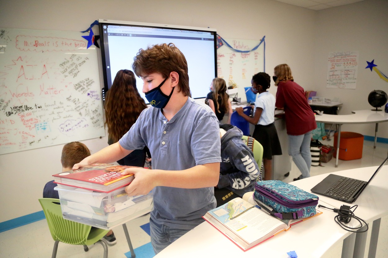 Francezii vor să reia școala față în față și testează un milion de elevi. La noi, școlile rămân închise