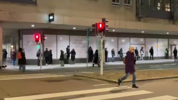 Cozi imense la magazinele de băuturi alcoolice din Suedia. Ce interdicție impune primul lockdown al suedezilor