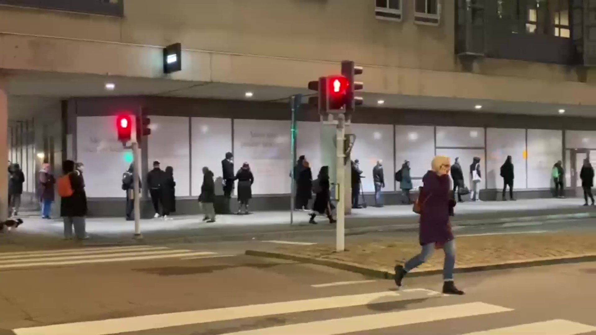 Cozi imense la magazinele de băuturi alcoolice din Suedia. Ce interdicție impune primul lockdown al suedezilor