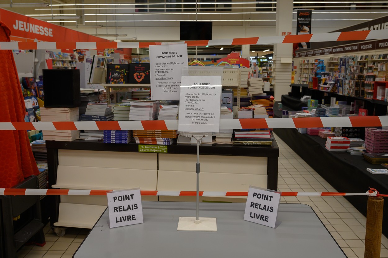 Nu mai poți cumpăra cărți, dar poți lua alcool. Lista produselor neesențiale interzise în marile magazine din Franța