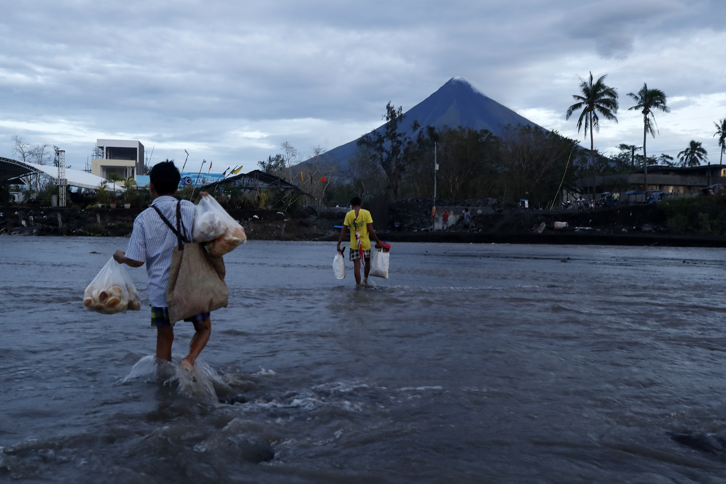 Taifunul Goni a făcut prăpăd în Filipine. Cel puțin 16 oameni au murit