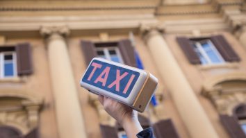 semn de taxi tinut in mana la un protest