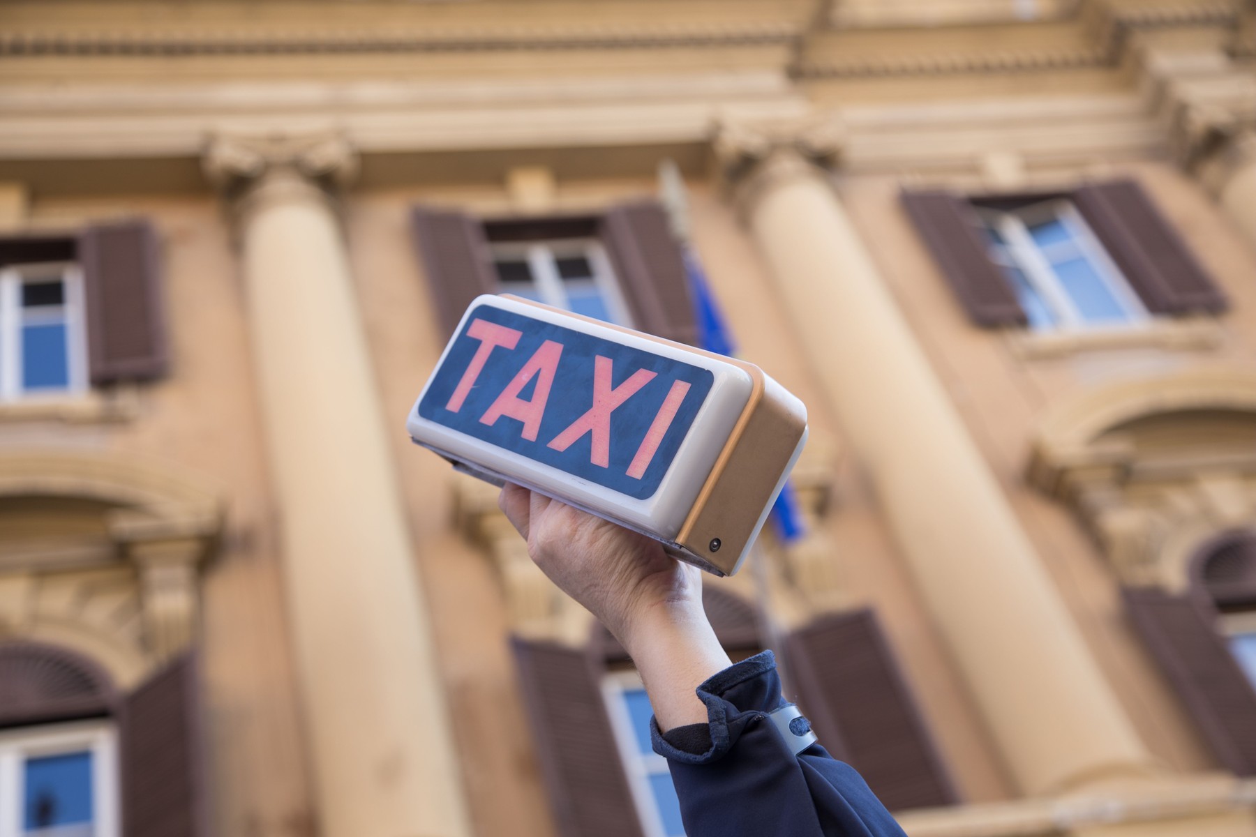 COTAR dă în judecată Primăria Bucureşti şi anunţă proteste: „Sabotează taximetria şi face loc pentru ride-sharing”