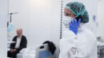 COVID-19 se transmite prin telefon. De ce e important să îți dezinfectezi mobilul chiar și la cea mai mică suspiciune