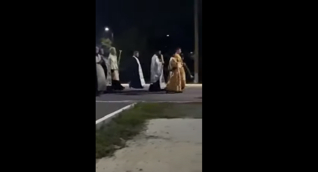 VIDEO. ÎPS Teodosie a organizat o slujbă de alungare a coronavirusului pe străzile unei comune din Constanța