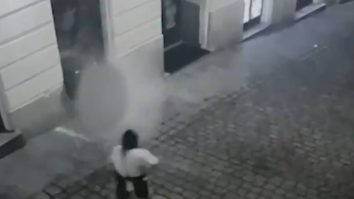 VIDEO. Primele momente ale atacului din Viena. Un terorist împușcă un trecător