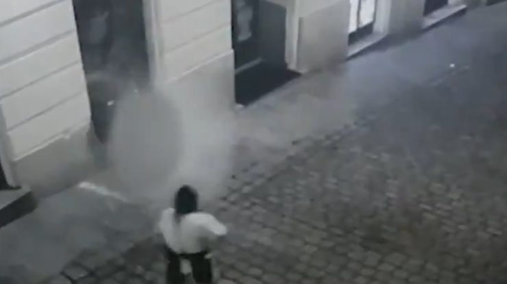 VIDEO. Primele momente ale atacului din Viena. Un terorist împușcă un trecător