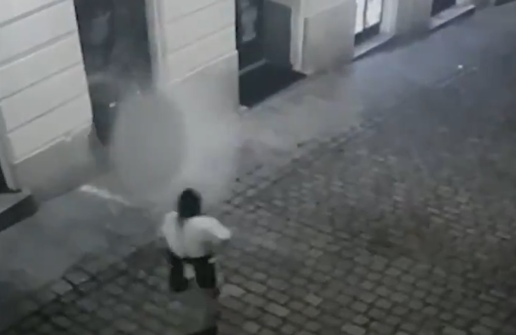 VIDEO. Primele momente ale atacului din Viena. Un terorist împușcă un trecător