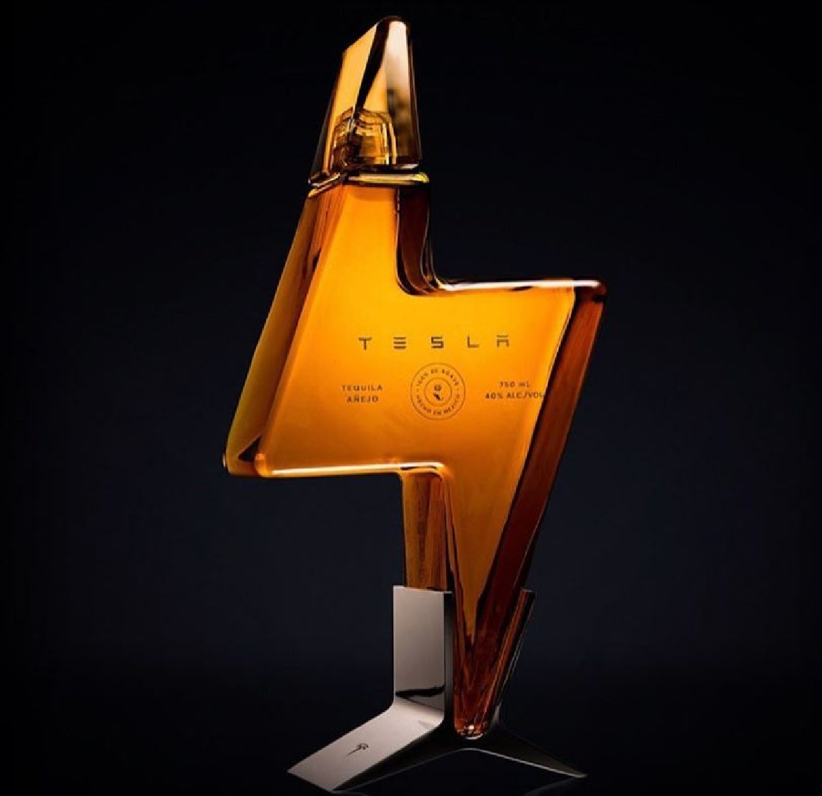 Elon Musk are propria băutură. Teslaquila, de la o glumă pe Twitter la stoc epuizat