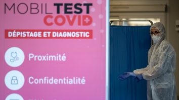Francezii instalează puncte de testare rapidă în gări. La noi, deocamdată, nu există un proiect de testare masivă a populaţiei