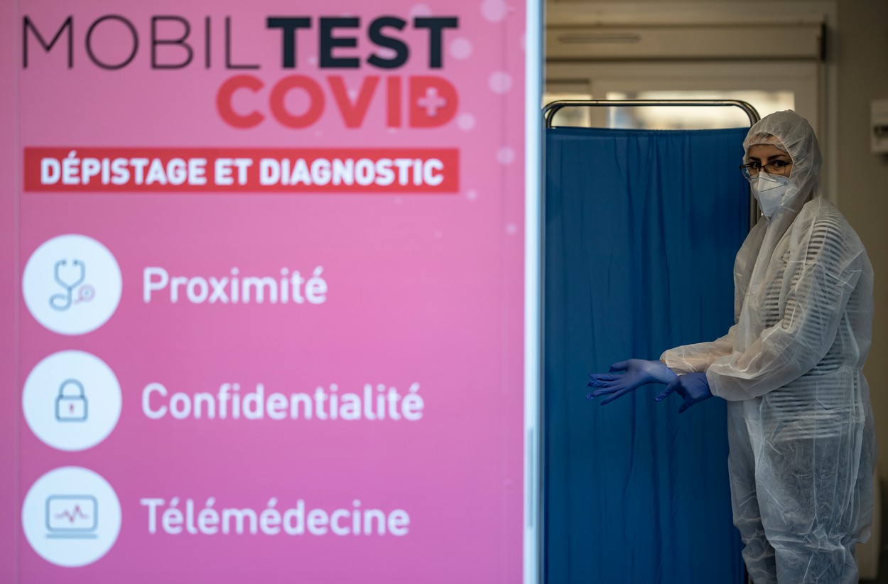 Francezii instalează puncte de testare rapidă în gări. La noi, deocamdată, nu există un proiect de testare masivă a populaţiei