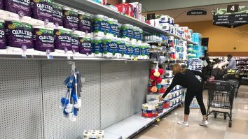 Iar e bătaie pe hârtie igienică în SUA. Americanii au golit rafturile