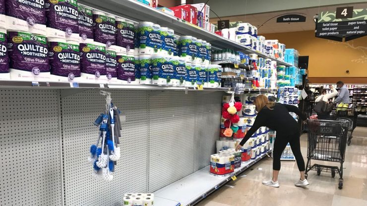 Iar e bătaie pe hârtie igienică în SUA. Americanii au golit rafturile