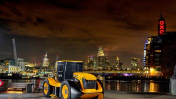 Tractorul rachetă. Un motociclist se poate întrece cu supermașini la volanul unui tractor