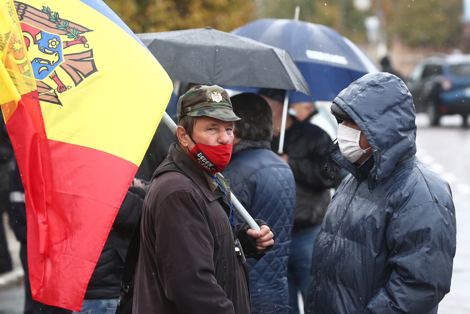 Violențe și îmbrânceli la o secție de votare organizată pentru transnistrieni. Iulian Fota: „Nu este o surpriză că Dodon încearcă să fraudeze aceste alegeri”