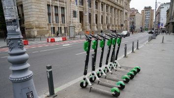 Furt la drumul mare: Un bucureștean a luat 20 de trotinete electrice de pe stradă și le-a vândut. VIDEO
