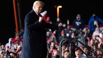 Donald Trump s-a întors la Casa Albă în aplauzele a zeci de fani