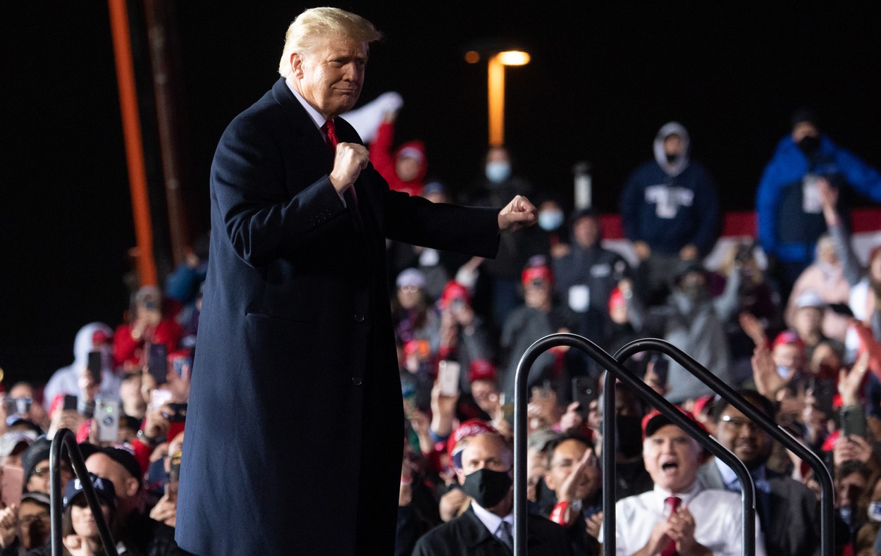 Donald Trump s-a întors la Casa Albă în aplauzele a zeci de fani