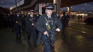 Nivelul amenințării teroriste din Marea Britanie a crescut la „sever”. Un atac este „foarte probabil”