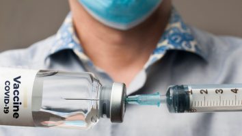 Vaccinul „low-cost” dezvoltat de Oxford, 70% eficiență în prevenirea Covid-19. În două doze ajunge la 90% eficiență