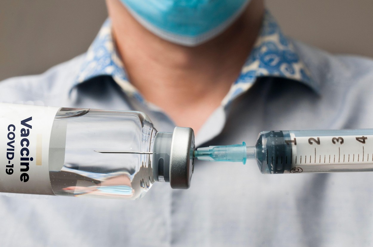 Vaccinul „low-cost” dezvoltat de Oxford, 70% eficiență în prevenirea Covid-19. În două doze ajunge la 90% eficiență