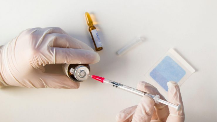 Coordonatorul campaniei naționale de vaccinare, despre „scenariul optimist”: „Primele doze, în decembrie”