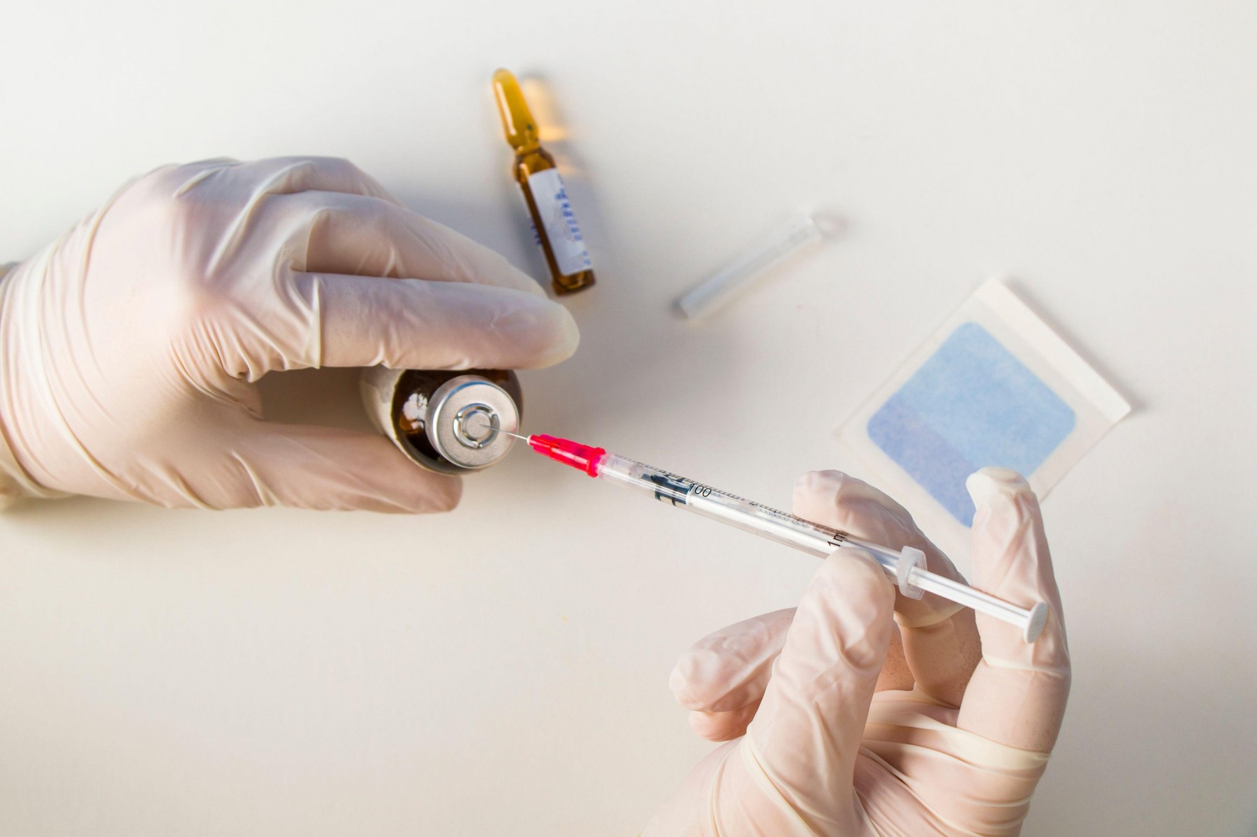 Coordonatorul campaniei naționale de vaccinare, despre „scenariul optimist”: „Primele doze, în decembrie”