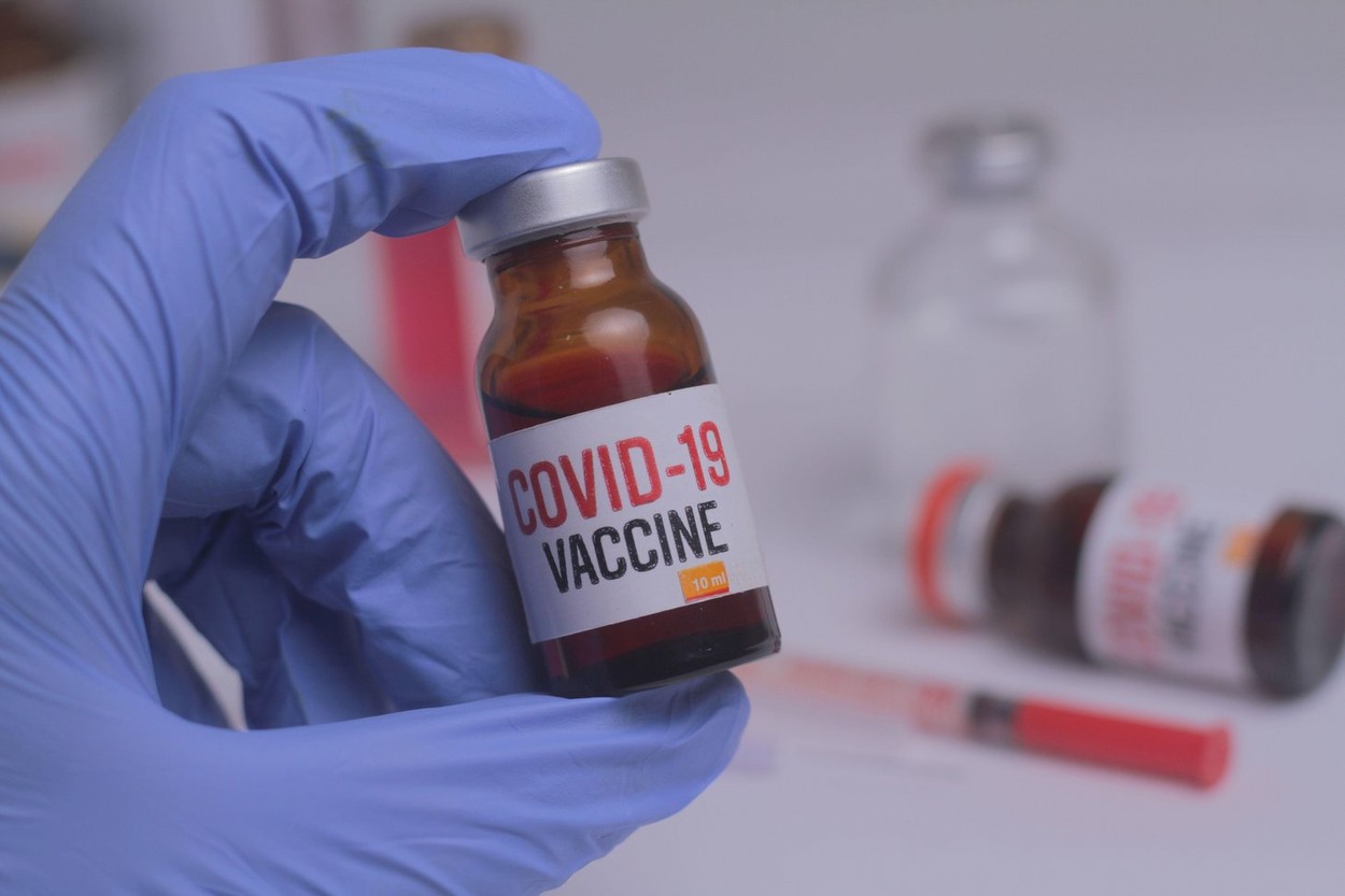 SUA anunță că două vaccinuri anti-coronavirus ar putea fi disponibile înainte de Crăciun